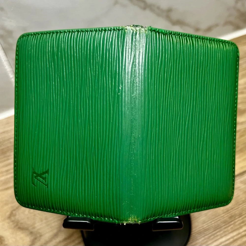 Louis Vuitton Vintage Porte 2 Cartes Vertical Wallet in Green Epi Leather